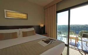 Hotel Panoramic Grand cama doble junto a la ventana