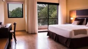 Hotel Pirayú cama doble junto a la ventana