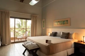 Hotel Village Cataratas cama doble junto a la ventana