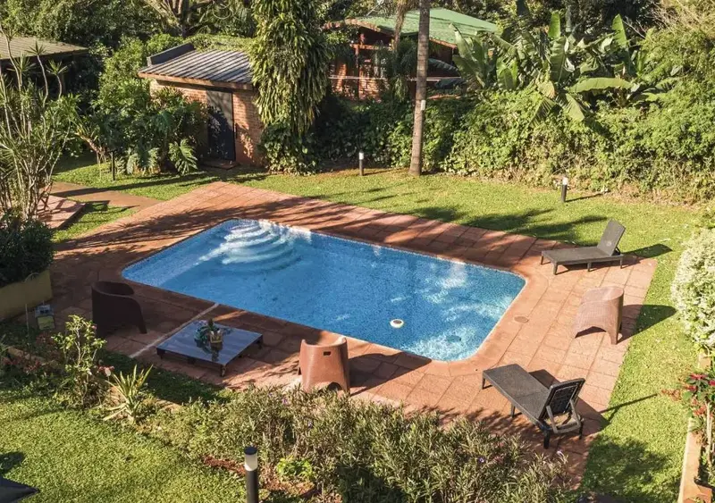 Cabañas El Descanso sillones de la pileta