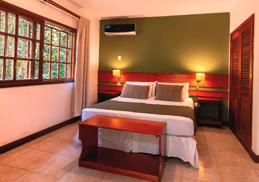 Cabañas El Leñador cama doble junto a la ventana