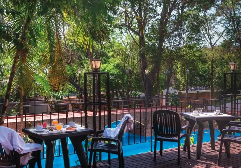 Cabañas El Leñador mesas en el balcón