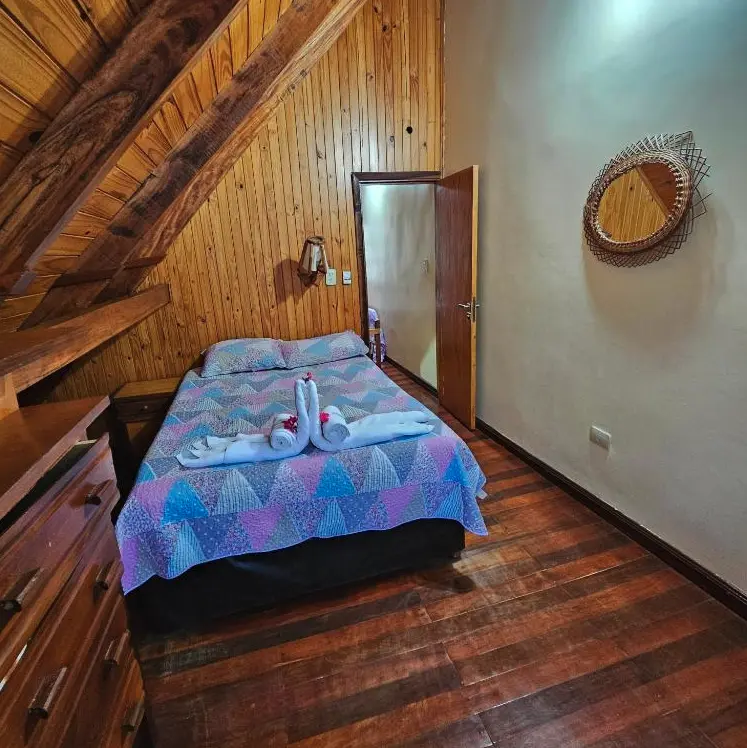 Cabañas El Refugio del Mensu cama doble con toallas