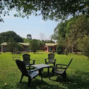 Cabañas El Refugio del Mensu sillones afuera