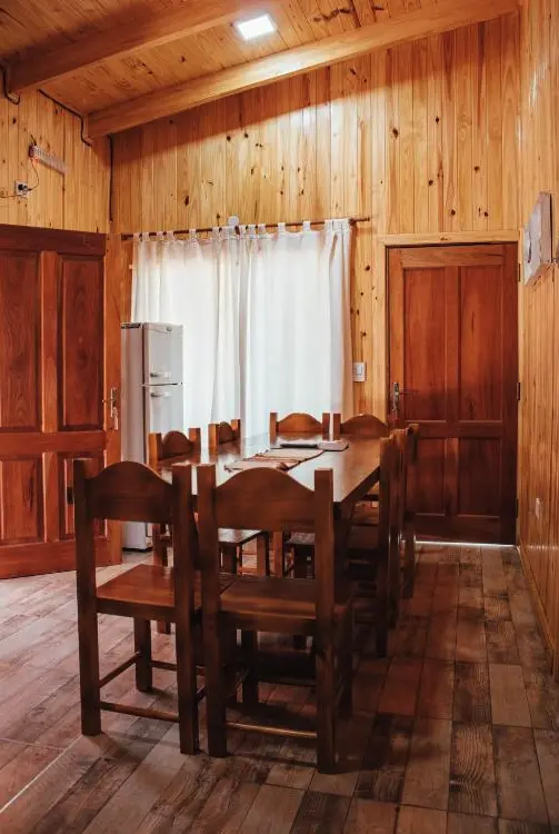 Cabañas La Amistad mesa de comedor