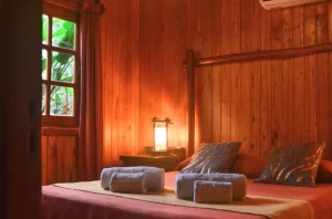 Cabañas Terra Lodge cama doble con toallas