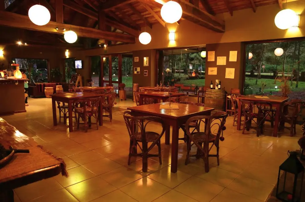 Cabañas Tierra Guaraní Lodge mesas para comer