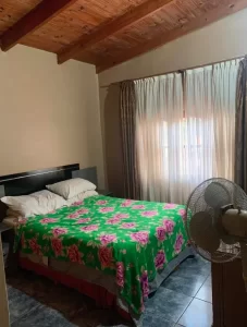 Casa Residencial Anita cama doble junto a la ventana