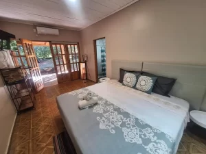 Departamentos Naturalis cama doble con toallas