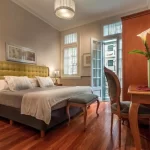 Hotel Duque cama doble junto a la ventana