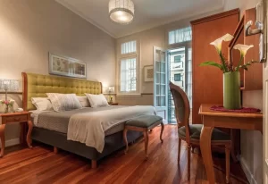 Hotel Duque cama doble junto a la ventana
