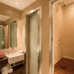 Hotel The Glu espejo del baño