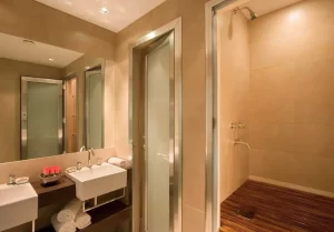 Hotel The Glu espejo del baño
