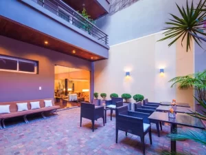 Hotel The Glu mesas afuera