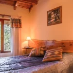 Cabañas Arcángeles cama doble junto a la ventana