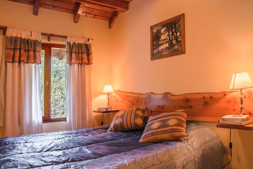 Cabañas Arcángeles cama doble junto a la ventana