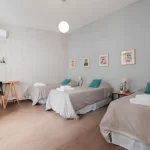 Casa Fliphaus Santa Fe camas individuales con toallas
