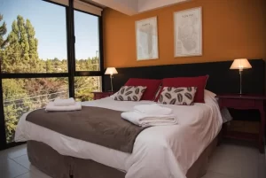 Departamento Specchio cama doble con toallas