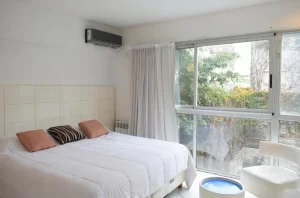 Departamentos Syrah Studios cama doble junto a la ventana