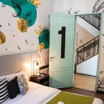 Hostel Art Factory Soho cama doble con toallas