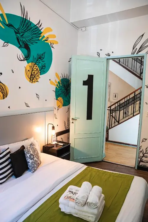 Hostel Art Factory Soho cama doble con toallas