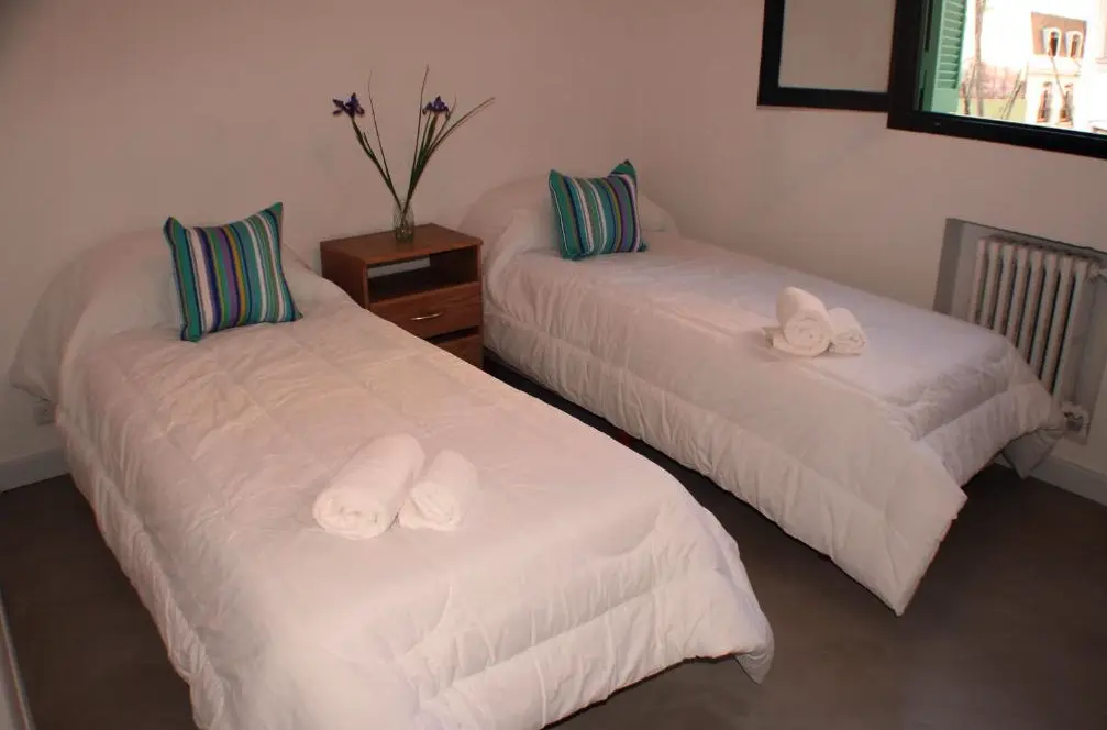 Hostel Art Factory Soho camas individuales con toallas