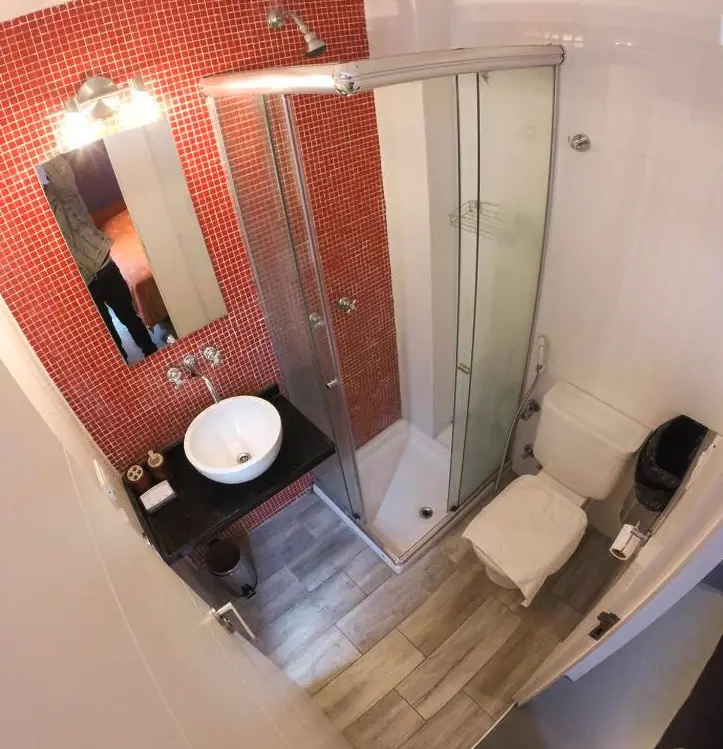 Hostel Malevo Muraña baño completo