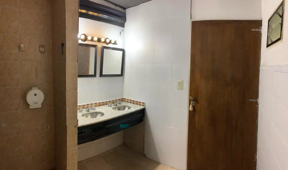 Hostel MiBAQ espejo del baño