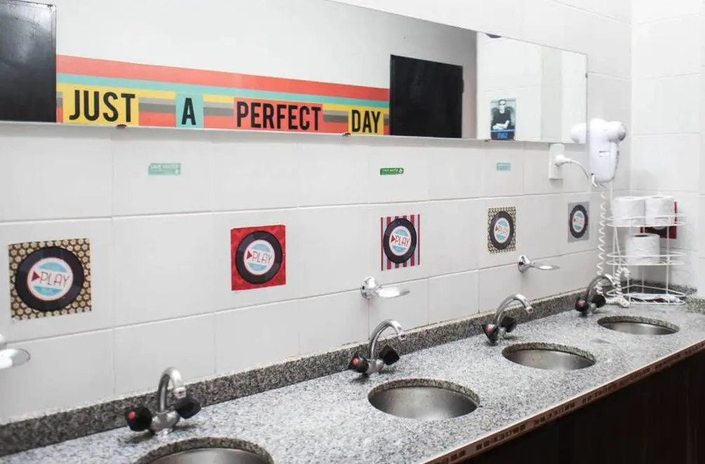 Hostel Play Soho espejo del baño