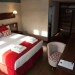 Hotel First Palermo cama doble con toallas