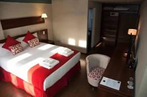 Hotel First Palermo cama doble con toallas