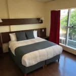 Hotel First Palermo cama doble junto a la ventana