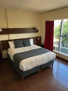 Hotel First Palermo cama doble junto a la ventana