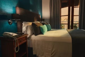 Hotel Miravida Soho cama doble junto a la ventana