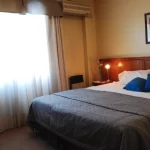 Aparthotel Altezza cama doble junto a la ventana