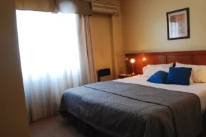 Aparthotel Altezza cama doble junto a la ventana
