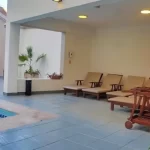 Aparthotel Cóndor Suites sillones de la pileta