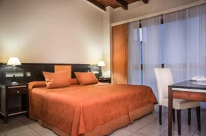 Aparthotel Montañas Azules cama doble junto a la ventana