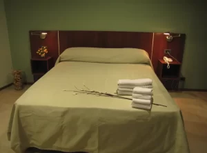 Aparthotel Tunkelén cama doble con toallas