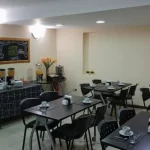 Aparthotel Tunkelén mesas para comer