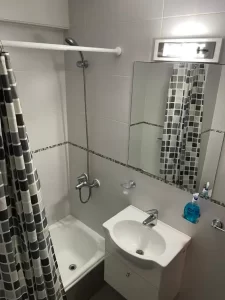 Departamentos Alem 25 espejo del baño