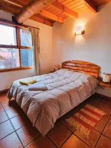 Departamentos Alto Rolando cama doble con toallas