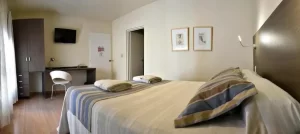 Hotel Abril cama doble con toallas