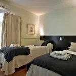 Hotel Abril camas individuales con toallas
