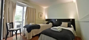 Hotel Abril camas individuales con toallas
