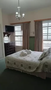 Hotel Balbi cama doble con toallas