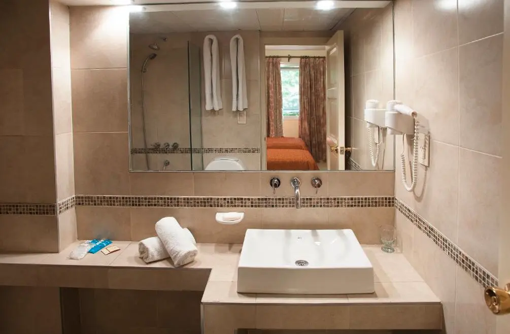 Hotel Carollo espejo del baño