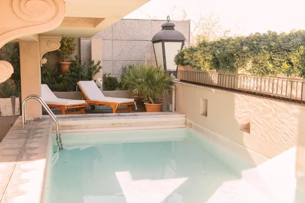 Hotel Huentala sillones de la pileta