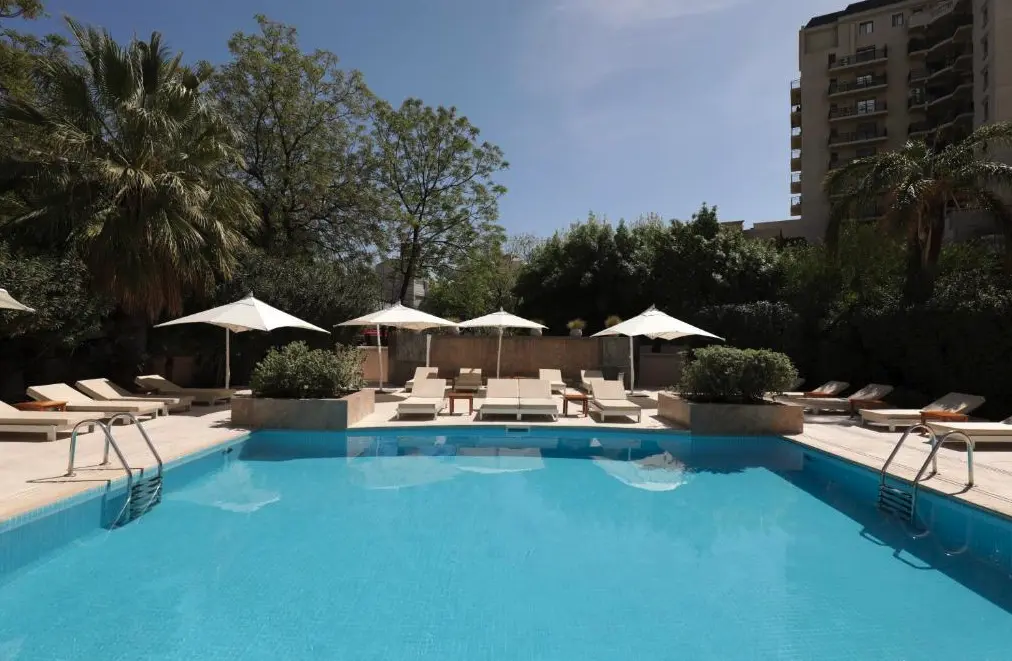 Hotel Park Hyatt Mendoza sillones de la pileta