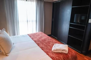 Hotel Premium Tower Suites cama doble con toallas